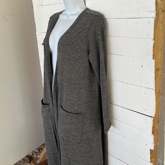 Lularoe Joy Sweater Size M - Picture 2 of 4